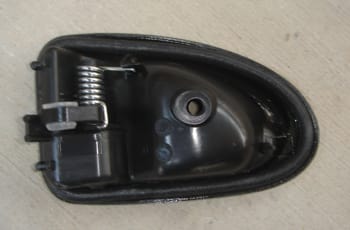 RENAULT MASTER- 1- 97/03; ÖN KAPI İÇ AÇMA KOLU SOL SİYAH (PÜTÜRLÜ) (PLEKSAN)
