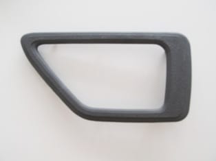 PEUGEOT 405- 92/96; ÖN KAPI İÇ AÇMA KOLU ÇERÇEVESİ SAĞ KOYU GRİ PEUGEOT 405- 92/96; ÖN KAPI İÇ AÇMA KOLU ÇERÇEVESİ SAĞ KOYU GRİ