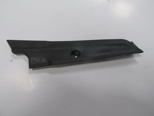 FIAT GRANDE PUNTO- 06/12; ÖN CAM KENAR PLASTİĞİ SAĞ (SİLGİ PANELİ/TESPİT PLASTİĞİ) SOL