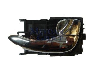 NISSAN MAXIMA- A33- 03/06; ÖN KAPI İÇ AÇMA KOLU SOL SİYAH (ELCEĞİ NİKELAJLI) NISSAN MAXIMA- A33- 03/06; ÖN KAPI İÇ AÇMA KOLU SOL SİYAH (ELCEĞİ NİKELAJLI)