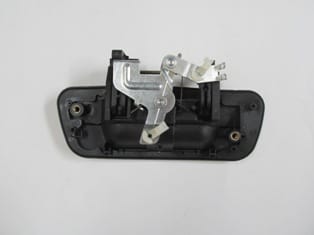 ISUZU D MAX- PICK UP- 04/07; ARKA BAGAJ KAPAĞI ORTA AÇMA KOLU SİYAH (KİLİT DELİKSİZ) (TW)